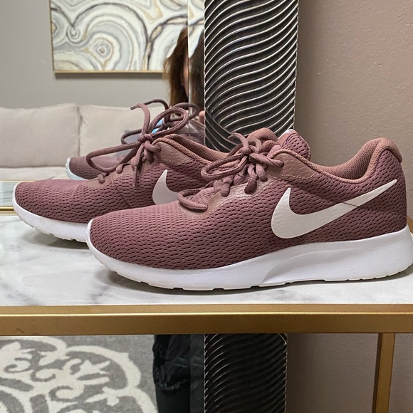 Nike Shoes - Women’s light purple NIKE ROSHE